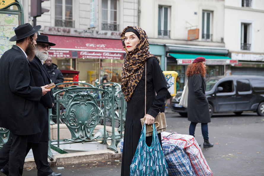 Aus der Büro-Verpuppung flattert ein knallig leuchtender Hijab-Schmetterling